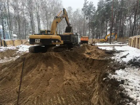 Риття котлованів в Києві та області