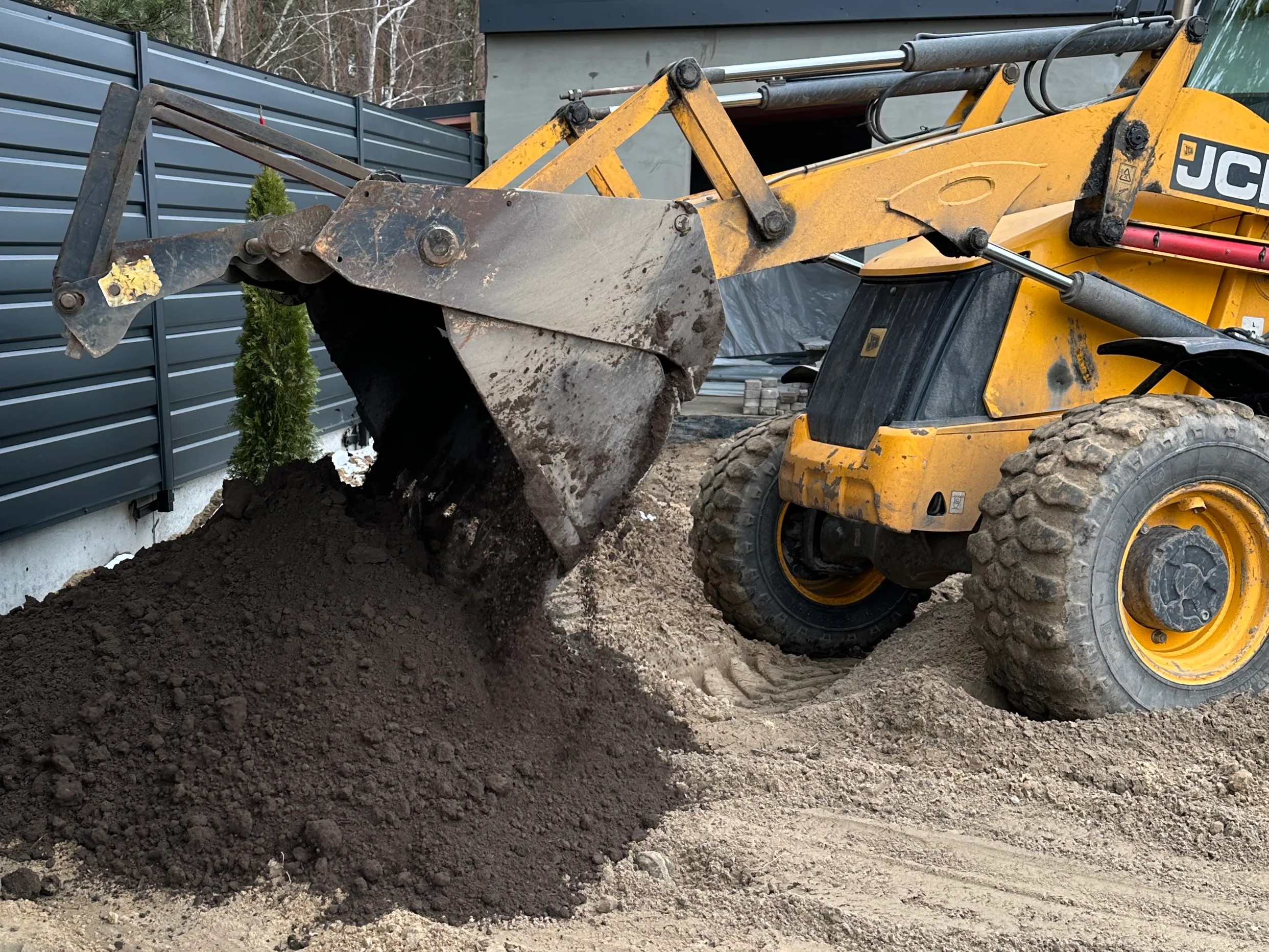 Як порахувати обсяг чорнозему, та який ґрунт замовити для газону?